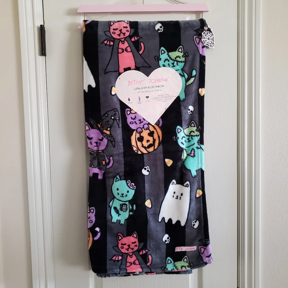 Betsey Johnson Halloween Cats In Costumes Black Gray Throw Blanket 50x60